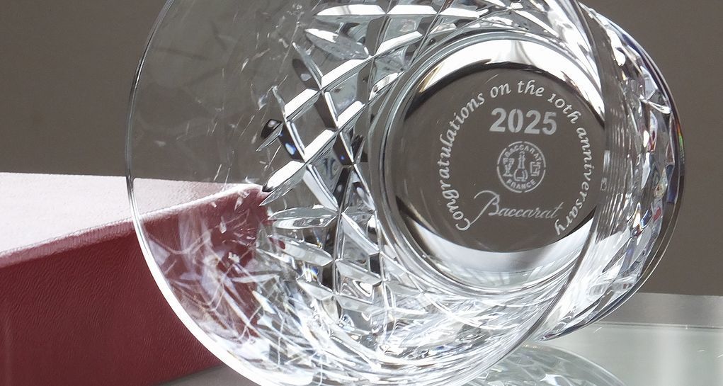 バカラのアリアタンブラー2025の底面に、『Congratulations on the 10th anniversary』と名入れ彫刻した写真。透明なクリスタルの底面に、10周年を祝うメッセージが繊細に刻まれ、大切な節目を祝う特別な記念品としての価値と、洗練された美しさを際立たせています。