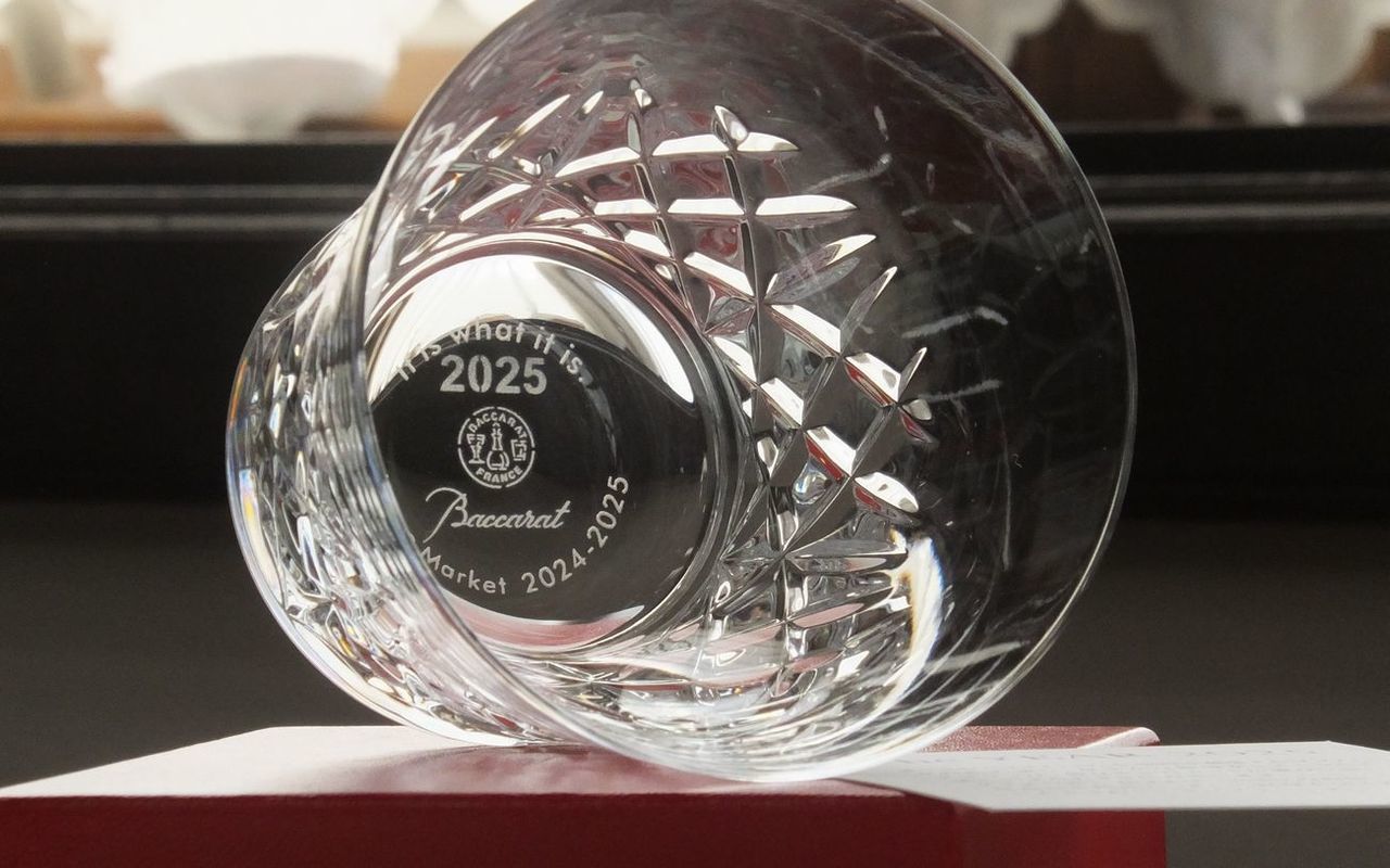 バカラのアリア タンブラー 2025の底面に、御退職のお祝いメッセージと在籍期間を名入れ彫刻した写真。長年の功労を称える言葉と歩んだ月日がクリスタルの底に刻まれた、感謝と尊敬の気持ちを形にした格調高いパーソナライズギフトのイメージ。