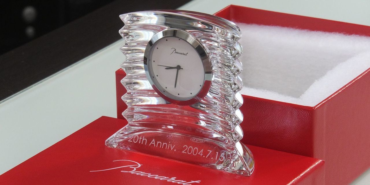 バカラのラランドクロックの前面に、『20th anniv. 2004.7.15』と名入れ彫刻した写真。精緻なカットが施されたクリスタル製の置時計に、20周年を祝うメッセージと日付が繊細に刻まれています。人生の特別な節目や、長年の功績を称えるにふさわしい、時の流れを記憶に刻む特別な贈り物です。