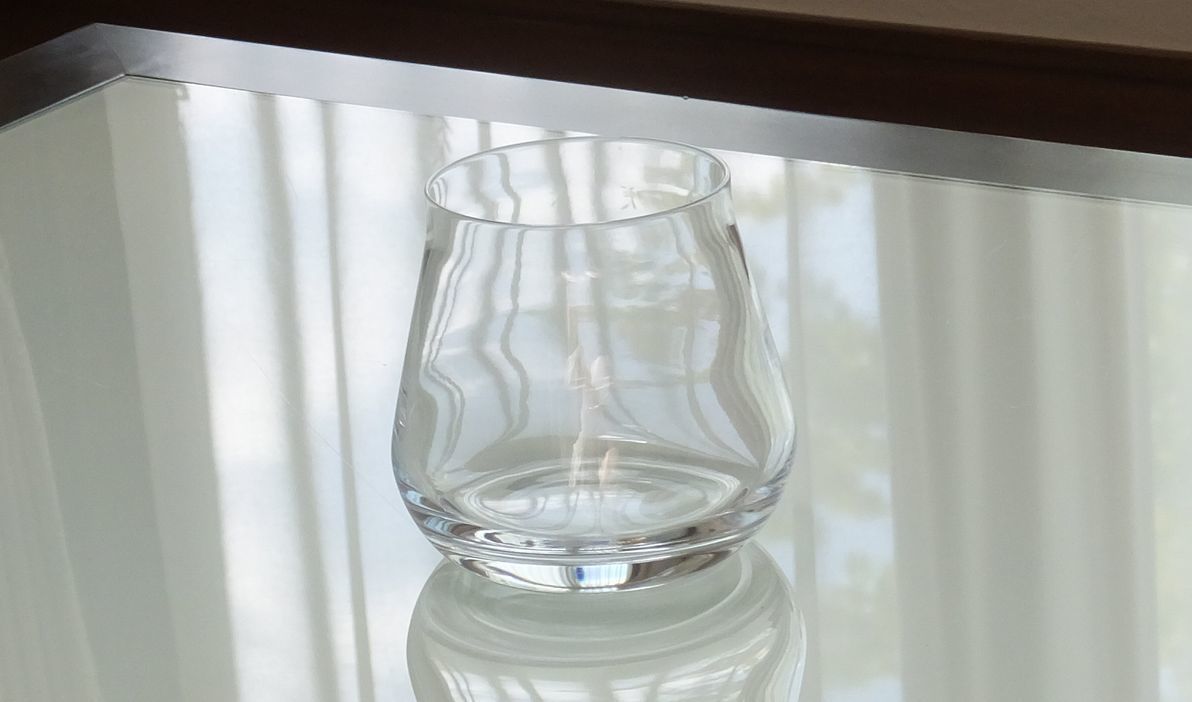 バカラのシャトータンブラーLの全体写真を、誰かが手に持っている様子。Lサイズ特有の堂々としたサイズ感と、クリスタルグラスの美しい曲線が際立っており、仙台で贈る特別な高級ギフトとして、手渡しの瞬間を伝えるイメージです。