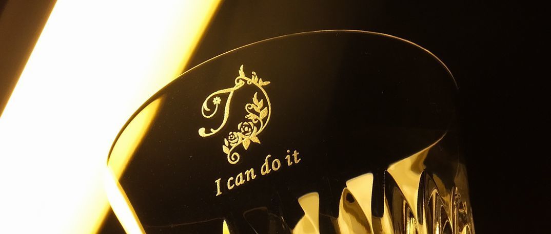 バカラグラスの側面に、イニシャルTのデザインと、その下に『I can do it』と名入れ彫刻した写真。透明なクリスタルに、個人の決意や応援のメッセージが丁寧に刻まれ、パーソナルな想いを込めた特別な記念品としての魅力を際立たせています。