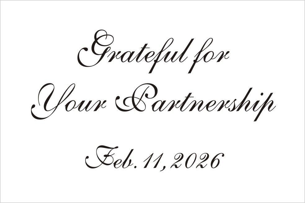 バカラのクリスタル製品に名入れ彫刻を施す際の『英字スクリプト体⑳』の書体サンプル画像。画面には、このスクリプト体が使用された「大人の気品」をテーマにしたギフトの刻印デザイン例（ Grateful for Your Partnership ）が示されている。スクリプト体特有の優雅で権威のある筆致が、落ち着きと洗練された大人の気品を伝える特別な記念品に最も適しており、贈る側の高いセンスと敬意を視覚的に伝える。