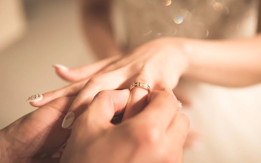 海が見えるお城のような結婚式場 | 夕陽をバックにキスを交わす新郎新婦。ロマンチックなウェディングフォト