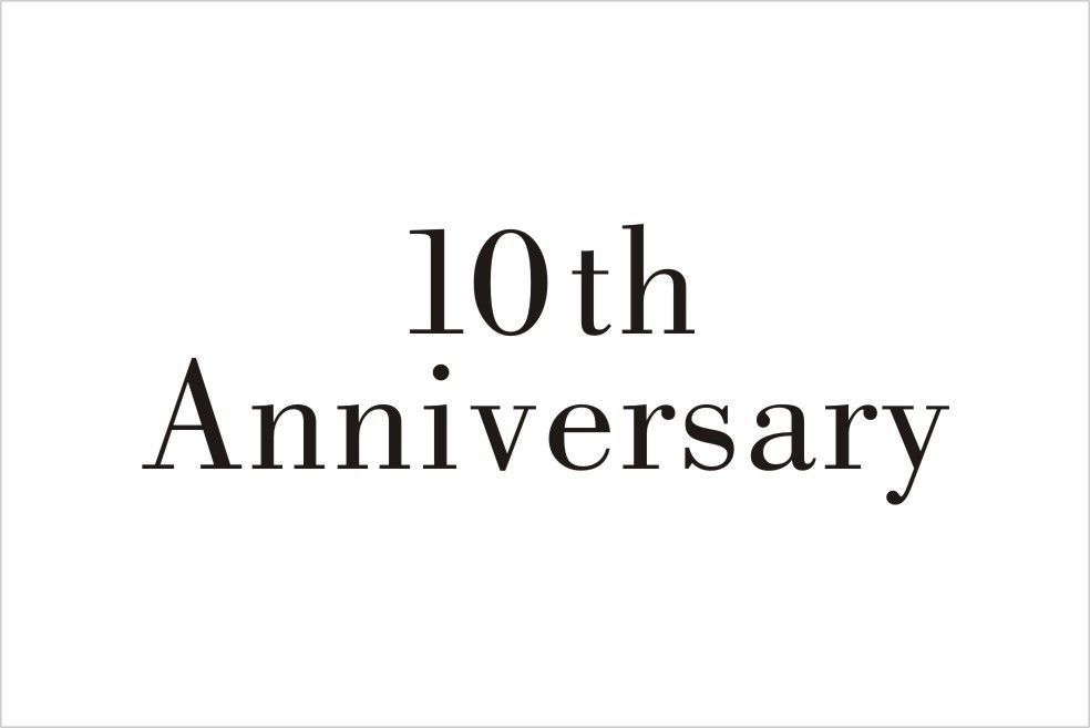 バカラのクリスタル製品に名入れ彫刻を施す際の『英字セリフ体①』の書体サンプル画像。画面には、このセリフ体が使用された周年祝いの刻印デザイン例（例: 10th Anniversary ）が示されている。伝統的で重厚感のあるセリフ体は、企業の歴史や重要な節目を祝う格式高い法人ギフトに最も適しており、品格と信頼性を際立たせる様子を視覚的に伝える。