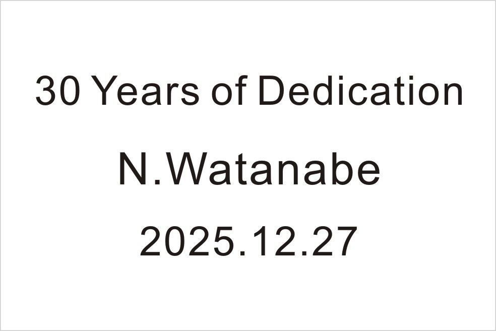バカラのクリスタル製品に名入れ彫刻を施す際の『英字セリフ体⑩』の書体サンプル画像。画面には、このセリフ体が使用された永年勤続表彰の刻印デザイン例（例: 30 Years of Dedication, [氏名] 2025など）が示されている。セリフ体特有の落ち着きと信頼感のある書体が、長きにわたる社員の献身的な貢献を称える格調高い記念品に最も適しており、深い感謝と歴史の重みを視覚的に伝える。