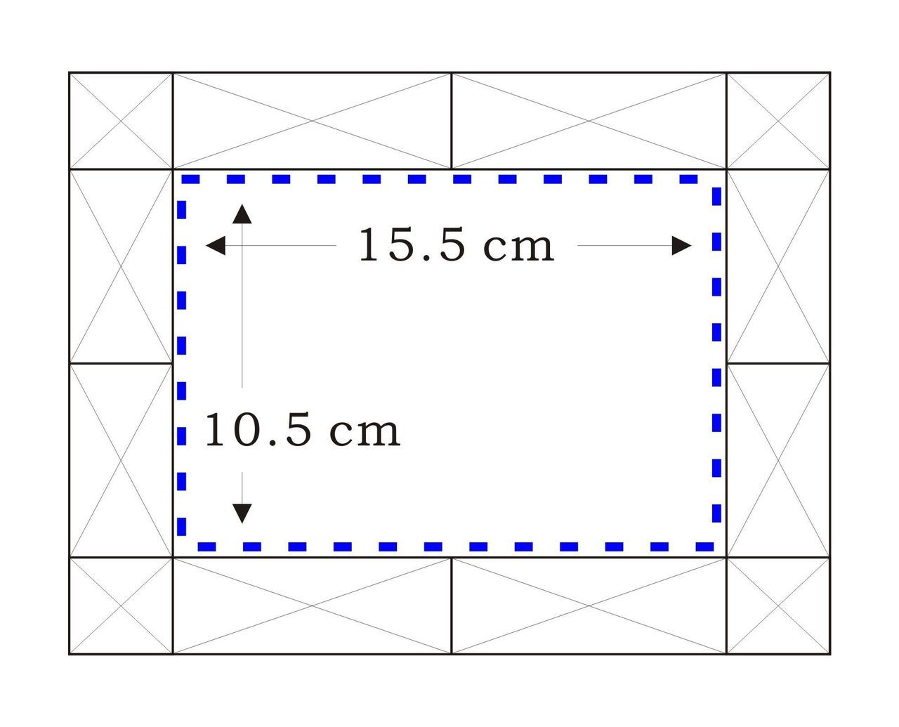 バカラの『ルクソール』フォトフレームを横置きした際の上部クリスタル部分に、名入れ彫刻が可能な範囲をmm単位で示した寸法図解写真。ピラミッド状のカッティングを避け、美しく文字を配置できる有効な彫刻スペースを視覚的にガイドしており、法人ギフトのロゴ入れや記念メッセージのレイアウト設計に最適なテクニカルイメージ。