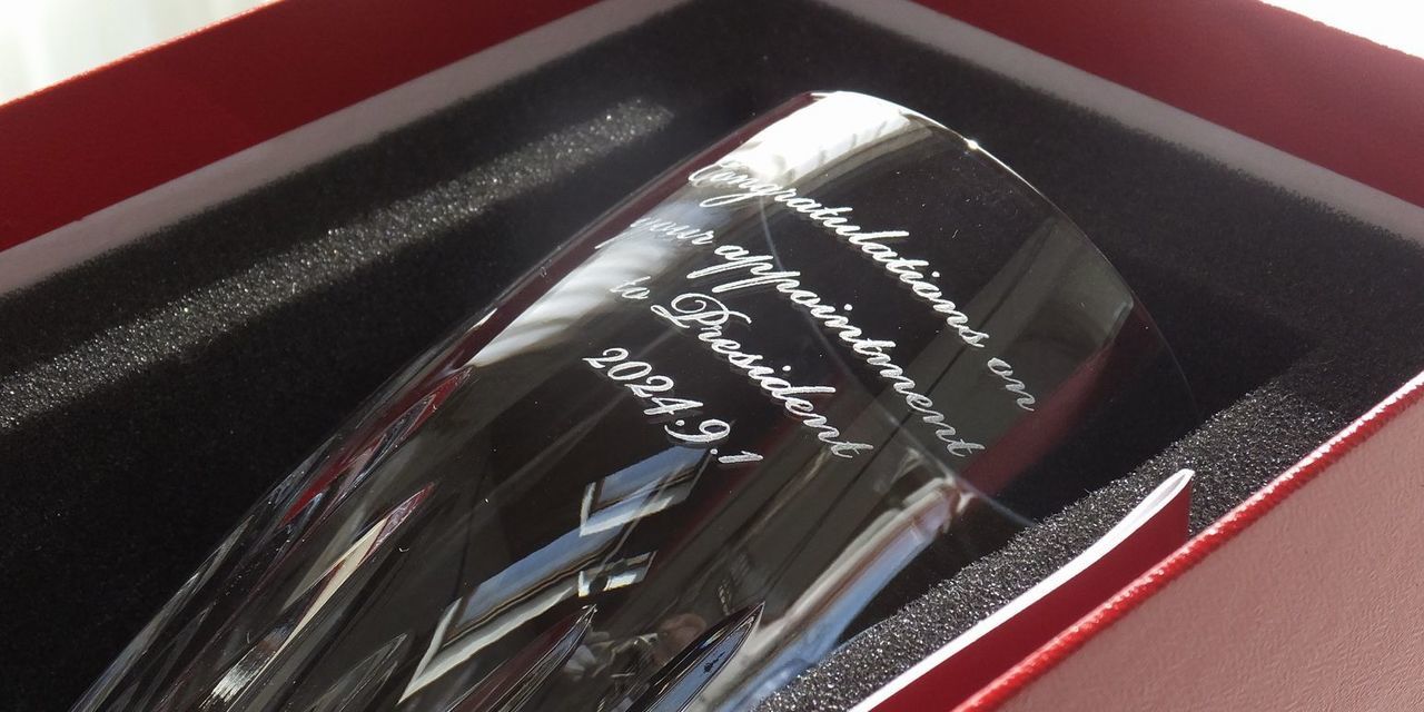 バカラ ヴィータ ハイボールのペアグラスが、象徴的な真紅のオリジナルボックスに収められた写真。箱の蓋が開けられ、『人生（VITA）』を意味する名の通り、複雑なカットが華やかなきらめきと深い陰影を織りなすハイボールグラスが並んでいる。結婚祝いや昇進祝いなど、新たな門出を祝うギフトに最適な、格式高いパッケージ。