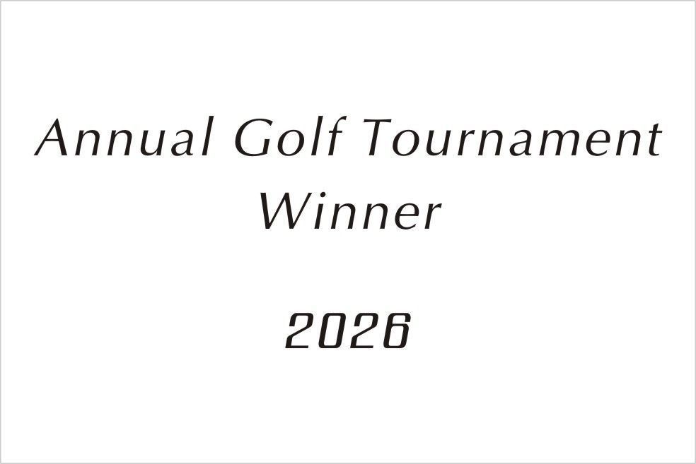 バカラのクリスタル製品に名入れ彫刻を施す際の『英字セリフ体⑭』の書体サンプル画像。画面には、このセリフ体が使用されたゴルフトーナメントの勝者記念品の刻印デザイン例（例: Golf Tournament winner, [氏名] 2025）が示されている。セリフ体特有の明るく親しみやすい重厚感が、スポーツイベントの栄光と成功を称える表彰記念品に最も適しており、勝利の喜びと格式を視覚的に伝える。