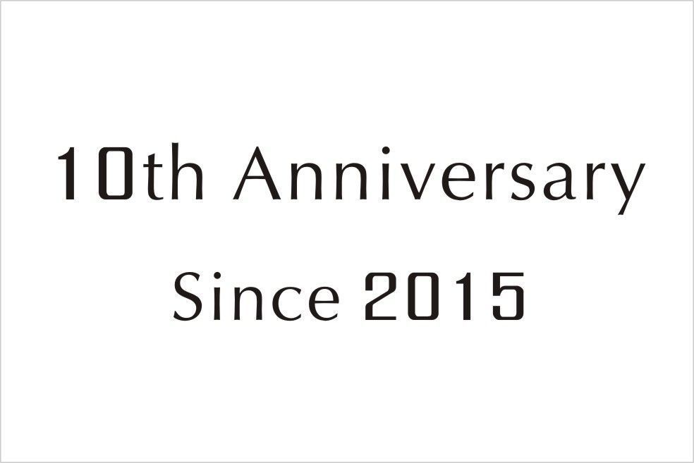 バカラのクリスタル製品に名入れ彫刻を施す際の『英字セリフ体⑨』の書体サンプル画像。画面には、このセリフ体が使用された10周年記念の刻印デザイン例（例: 10th Anniversary 2025）が示されている。セリフ体が持つ伝統的な品格と、すっきりと読みやすい視認性が、企業の新たな節目を祝う格式高い記念品に最も適しており、未来への期待と揺るぎない信頼を視覚的に伝える。