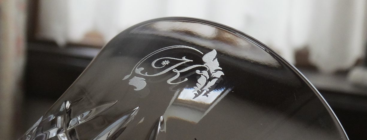 バカラのアリアタンブラー2025の側面に、イニシャルKのデザインを名入れ彫刻したアップ写真。透明なクリスタルの側面に、繊細なイニシャルのデザインが丁寧に刻まれ、パーソナルな想いを込める特別なギフトとしての魅力を際立たせています。