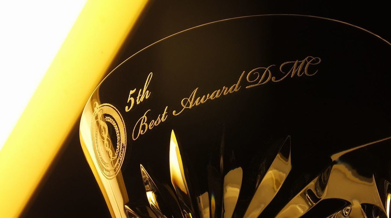 バカラ タンブラー | 側面に医療機関・病院のロゴと賞の名前が名入れ彫刻された、輝くクリスタルグラス。医療分野への多大な貢献と功績を称える、特別な記念品。