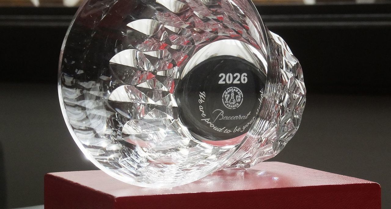 バカラのアリアタンブラー2025の底面に、『Congratulations on the 10th anniversary』と名入れ彫刻した写真。透明なクリスタルの底面に、10周年を祝うメッセージが繊細に刻まれ、大切な節目を祝う特別な記念品としての価値と、洗練された美しさを際立たせています。