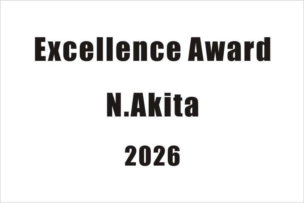 バカラのクリスタル製品に名入れ彫刻を施す際の『英字セリフ体⑫』の書体サンプル画像。画面には、このセリフ体が使用された一般的なアワード（表彰）の刻印デザイン例（例: Excellence Award, [Recipient Name] 2025）が示されている。セリフ体特有の堅実で格式高い印象が、功績を称えるあらゆる種類の表彰記念品に最も適しており、権威と永続的な価値を視覚的に伝える。