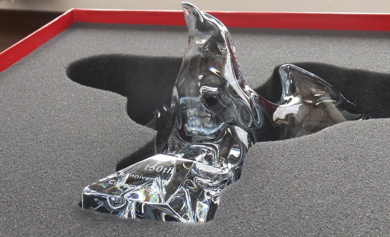 バカラ アメリカンイーグル の透明で輝くクリスタル製の縁起物。創業150周年祝いのメッセージが彫刻された目標達成や社業繁栄を願う特別な贈り物。