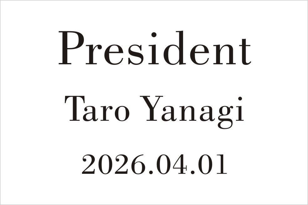 バカラのクリスタル製品に名入れ彫刻を施す際の『英字セリフ体①』の書体サンプル画像。画面には、このセリフ体が使用された周年祝いの刻印デザイン例（例: 10th Anniversary ）が示されている。伝統的で重厚感のあるセリフ体は、企業の歴史や重要な節目を祝う格式高い法人ギフトに最も適しており、品格と信頼性を際立たせる様子を視覚的に伝える。