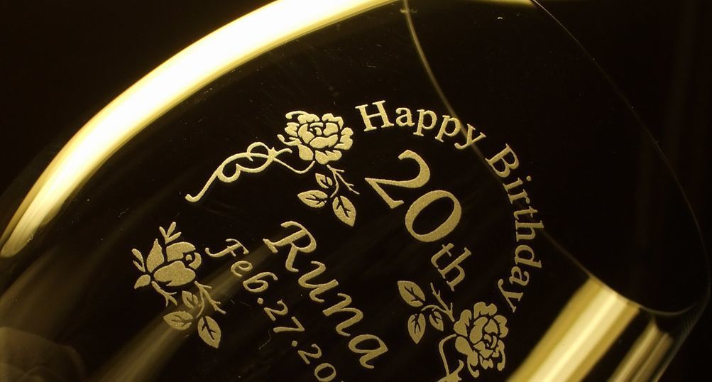 バカラ（Baccarat）のクリスタルグラス『ヴィータ ハイボール』の底面に、英語で『Happy 50th Birthday』のメッセージ、お名前、および日付が精緻に名入れ彫刻された写真。複雑でモダンなカットが織りなす最高級クリスタルならではの輝きに、50歳という人生の大きな節目を祝福する刻印が映え、50歳の誕生日祝いや特別な記念日に贈る最高峰のパーソナルギフトにふさわしい格調高いイメージ。