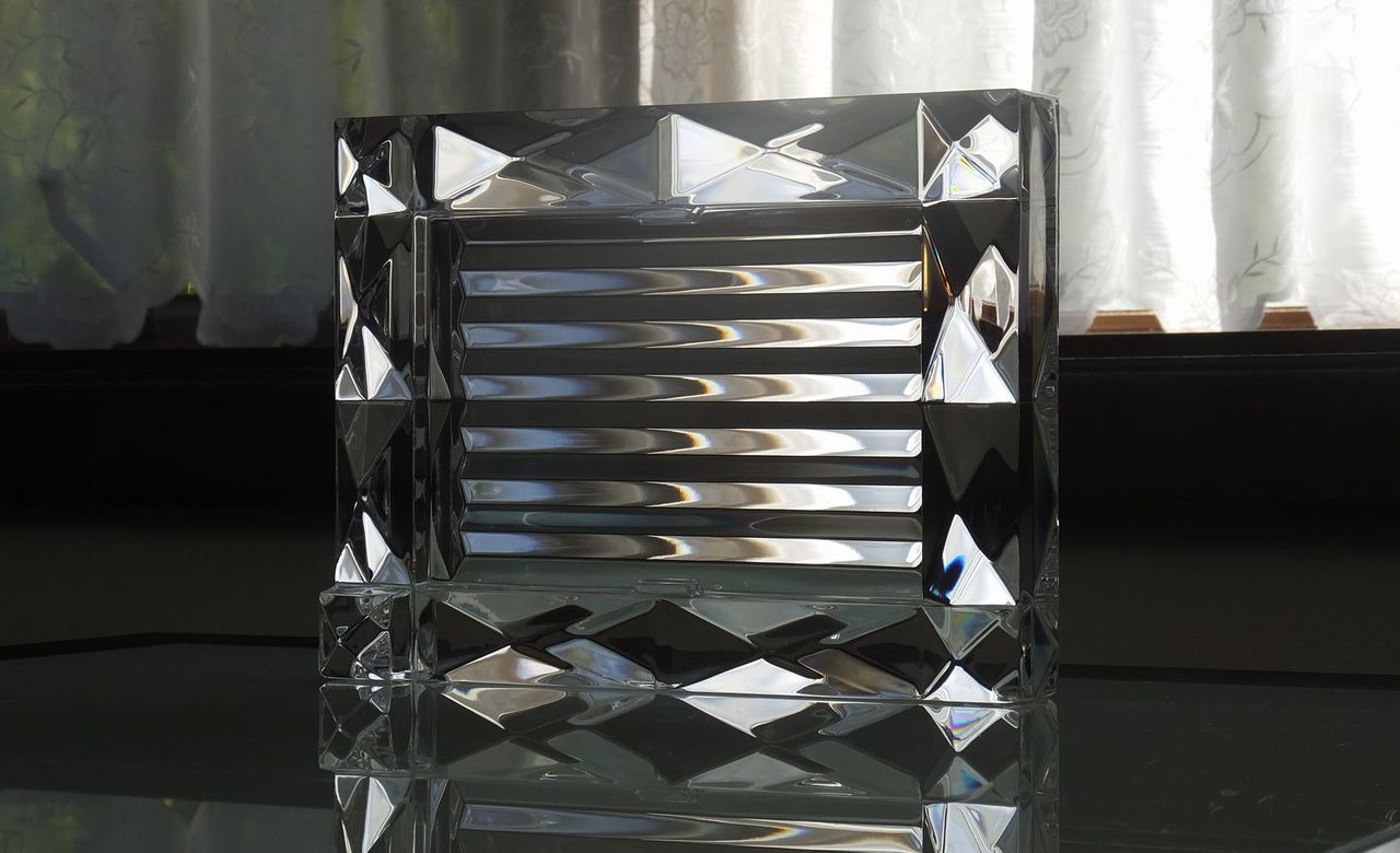 バカラの『ルクソール』フォトフレームを横置きした際の上部クリスタル部分に、名入れ彫刻が可能な範囲をmm単位で示した寸法図解写真。ピラミッド状のカッティングを避け、美しく文字を配置できる有効な彫刻スペースを視覚的にガイドしており、法人ギフトのロゴ入れや記念メッセージのレイアウト設計に最適なテクニカルイメージ。