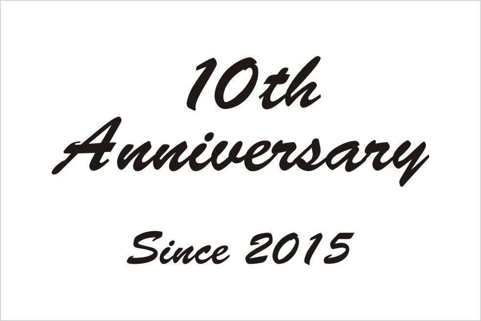 バカラのクリスタル製品に名入れ彫刻を施す際の『英字スクリプト体㉒』の書体サンプル画像。画面には、このスクリプト体が使用された10周年祝いの刻印デザイン例（10th Anniversary, Since 2015）が示されている。スクリプト体特有のモダンで洗練された筆致が、企業の新たな節目を祝う格式高い記念品に最も適しており、華やかな祝意と未来への希望を視覚的に伝える。