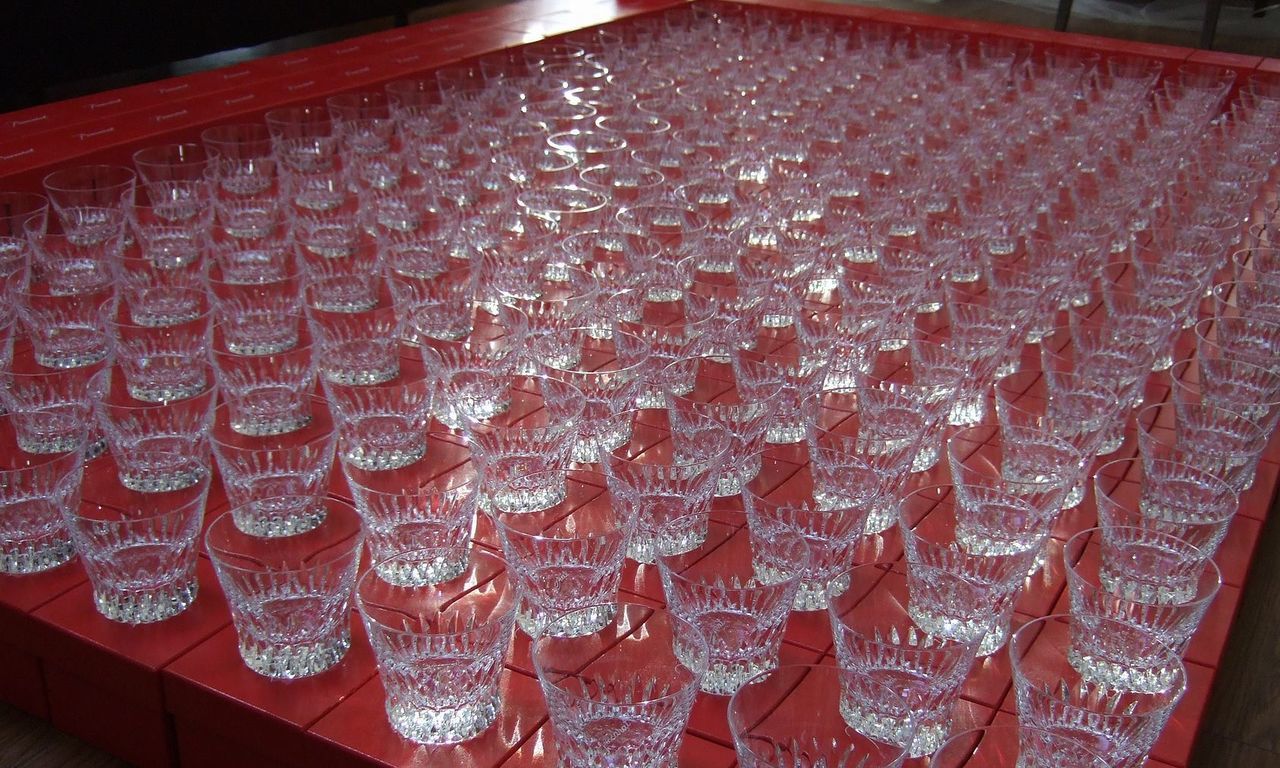 100個以上のBaccaratグラスが赤いボックスの上に整列して並べられた様子