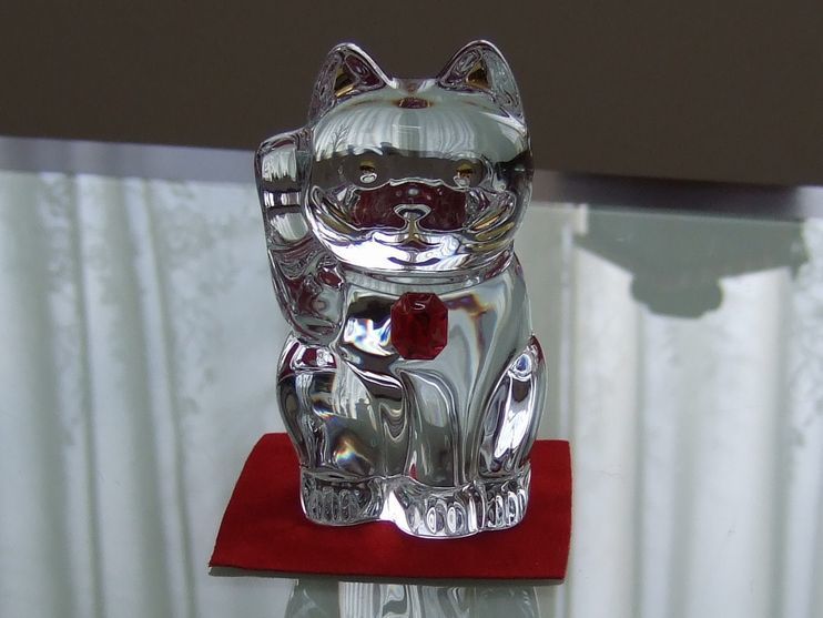 名入れギフトとして人気のバカラの招き猫。企業の周年祝いや開業祝いなど、縁起の良い贈り物として選ばれる高級クリスタルアイテム