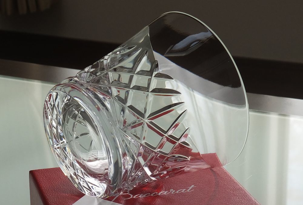 バカラ アリアタンブラー 2025の側面カットデザイン | 光を呼び込む芸術的な輝き