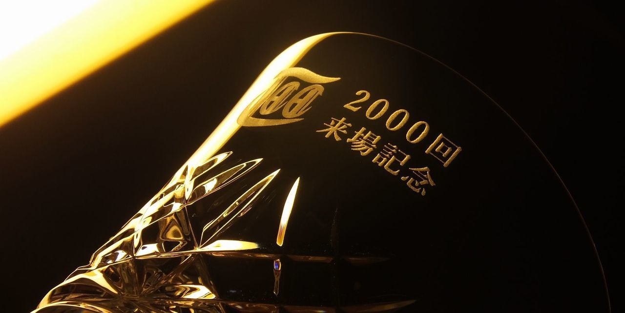 バカライヤーグラス2025の側面に、『Congratulatons on your retirement 名前 Jan.11th,2025』を名入れ彫刻した写真。2025年の記念すべきイヤーグラスの側面に、退職を祝うメッセージと日付、名前が繊細に刻まれています。人生の新たな門出を祝う、特別なギフトに最適な、世界に一つだけの記念品です。