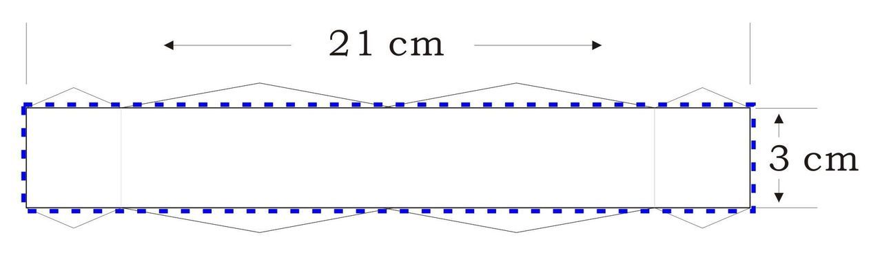 バカラの『ルクソール』フォトフレームを横置きした際の上部クリスタル部分に、名入れ彫刻が可能な範囲をmm単位で示した寸法図解写真。ピラミッド状のカッティングを避け、美しく文字を配置できる有効な彫刻スペースを視覚的にガイドしており、法人ギフトのロゴ入れや記念メッセージのレイアウト設計に最適なテクニカルイメージ。