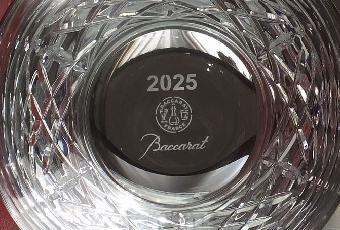 バカラ アリアタンブラー 2025の底面彫刻 | はっきりと刻まれた年号と特別な輝き