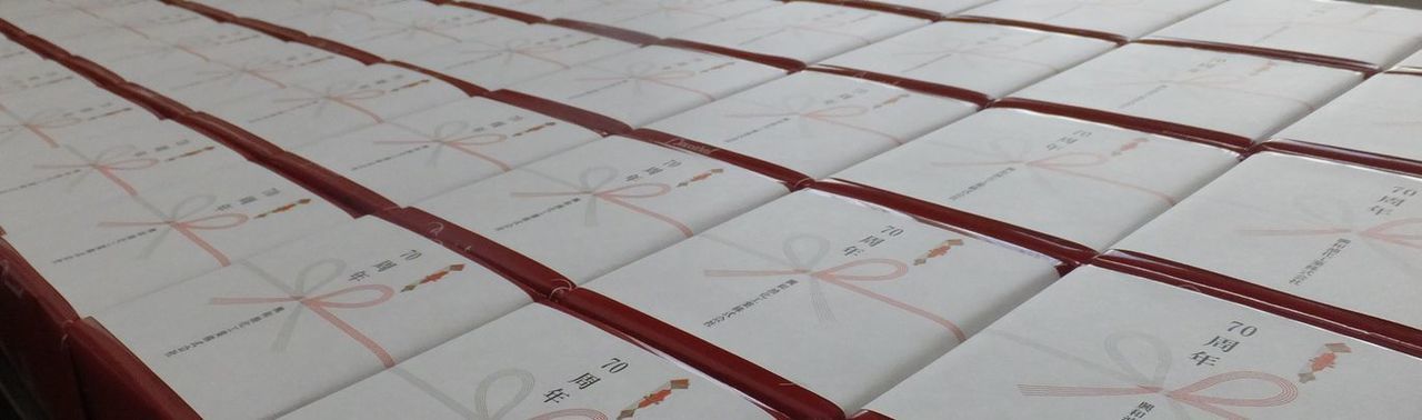 バカラのレッドボックスに熨斗を付けた大量のギフト写真。企業の贈答品や引き出物の準備を仙台で対応するイメージ。