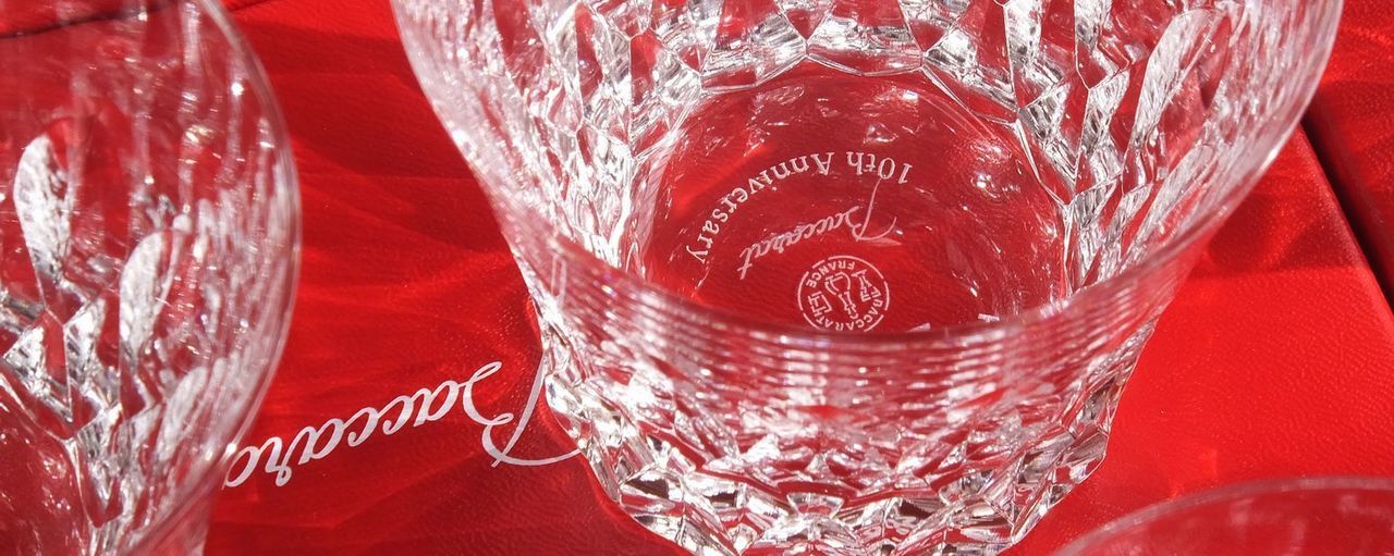 バカラのアリアタンブラー2025の底面に、『Thank you for all your efforts 6.20』と名入れ彫刻した写真。透明なクリスタルの底面に、これまでの努力に感謝を伝えるメッセージと日付が丁寧に刻まれ心からの感謝を伝える特別な記念品としての価値と、洗練された美しさを際立たせています。