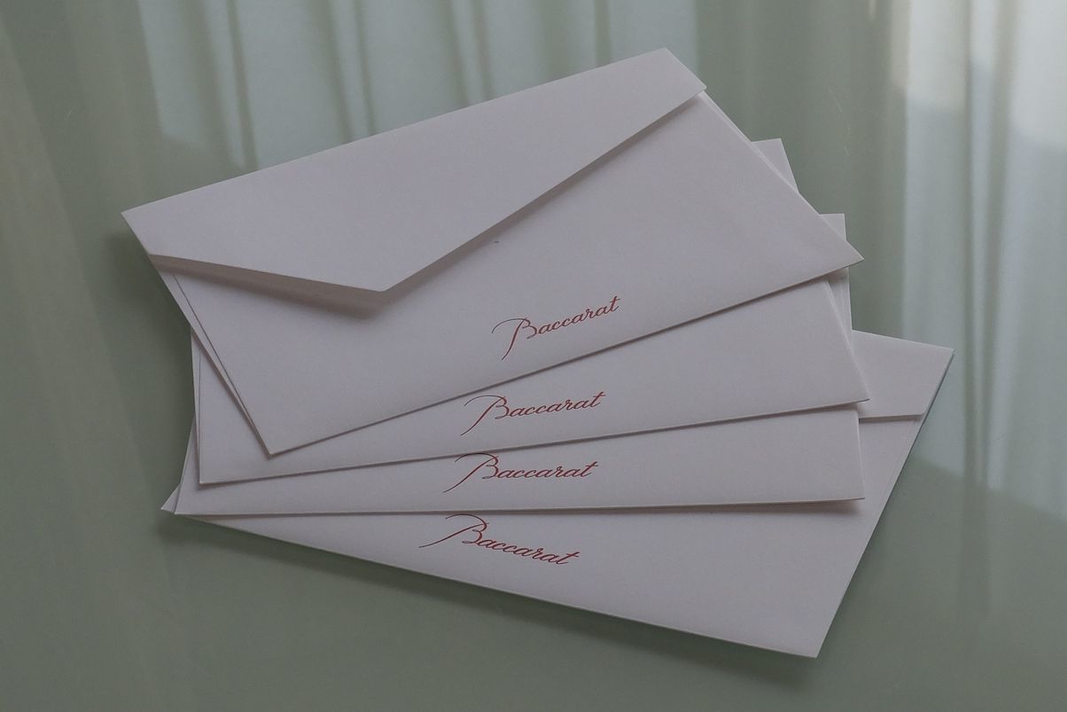 バカラのロゴ入りメッセージカードがテーブルに置いてある写真。仙台から贈る感謝や祝福のギフトに添えるイメージ。