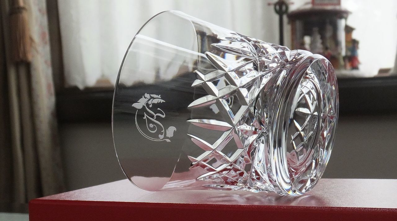 バカラ（Baccarat）の『アリア タンブラー 2025』の側面に、20歳のお祝いのイニシャルが精緻に名入れ彫刻された写真。最高級クリスタルならではの輝きと年号刻印に、成人の節目やハタチの記念を祝う特別なイニシャル彫刻が美しく映え、20歳の誕生日祝いや成人祝いの特別な贈り物にふさわしい最高峰のパーソナルギフトのイメージ。