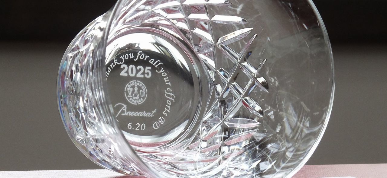 バカラのアリアタンブラー2025の底面に、『Thank you for all your efforts 6.20』と名入れ彫刻した写真。透明なクリスタルの底面に、これまでの努力に感謝を伝えるメッセージと日付が丁寧に刻まれ心からの感謝を伝える特別な記念品としての価値と、洗練された美しさを際立たせています。