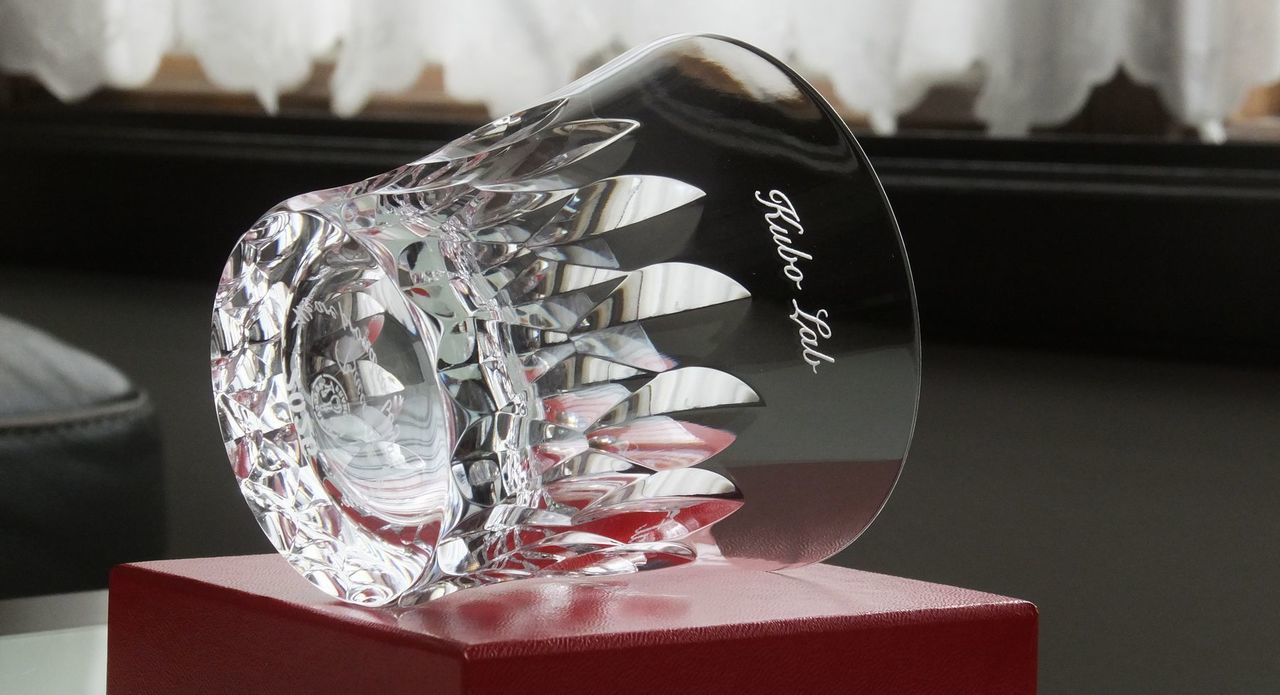 バカラのダリア タンブラー 2026の側面に、シャープな書体で『Kubo Lab』と名入れ彫刻を施した写真。クリスタルの美しい輝きに、研究室やチームの名称が刻まれた、記念品や周年祝いにふさわしい特別感のあるパーソナライズギフトのイメージ。