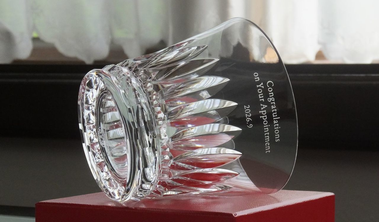 バカラ（Baccarat）の2026年年号刻印入りイヤーグラス『ダリア タンブラー』のペアグラス側面に、『Congratulations on your appointment 2026.9』の昇進・就任祝いメッセージが精緻に名入れ彫刻された写真。大輪のダリアの花弁を思わせる華やかなカットワークと最高級クリスタルガラスの深い透明感が、キャリアの新たな躍進と栄誉ある門出を眩く引き立てる、ビジネスの昇進祝いや役員就任記念に最適な最高峰のメモリアルギフトイメージ。