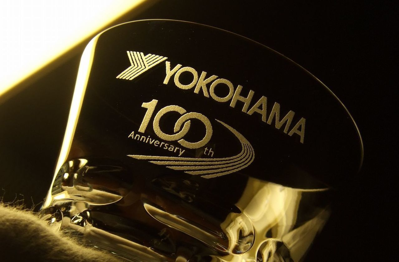バカラグラスの側面にYOKOHAMA100周年の記念ロゴが精巧に名入れ彫刻された写真
