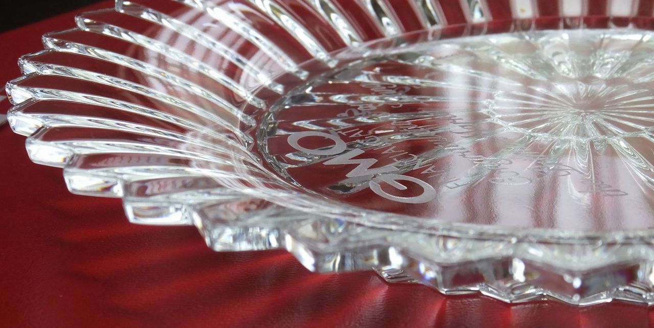 バカラのミルニュイプレートに、企業のシンボルと輝かしい歴史を祝うメッセージが丁寧に刻まれています。企業の周年記念を格調高く彩る、記念価値の高い特別な贈り物です。
