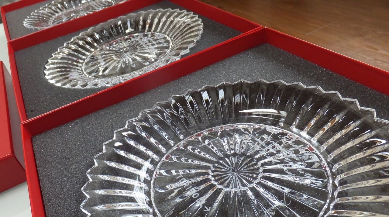 バカラのクリスタル製プレート『ミルニュイ』の表面に、リーダーシップと多大な貢献を称える社内表彰の刻印を施したサンプル画像。プレートの中央部分に、『In recognition of your leadership and contribution to [会社名A] & [会社名B]』というメッセージが、威厳と信頼を感じさせるエレガントなタイポグラフィで精緻に彫刻されている。千の夜（ミルニュイ）を意味するプリーツ状のカットが光を複雑に反射し、受章者が歩んできた輝かしい軌跡と組織への献身を象徴しており、複数の組織にまたがる傑出した功績を永遠に称えるための、芸術的価値を備えた最高級の表彰プレートであることを視覚的に表現している。