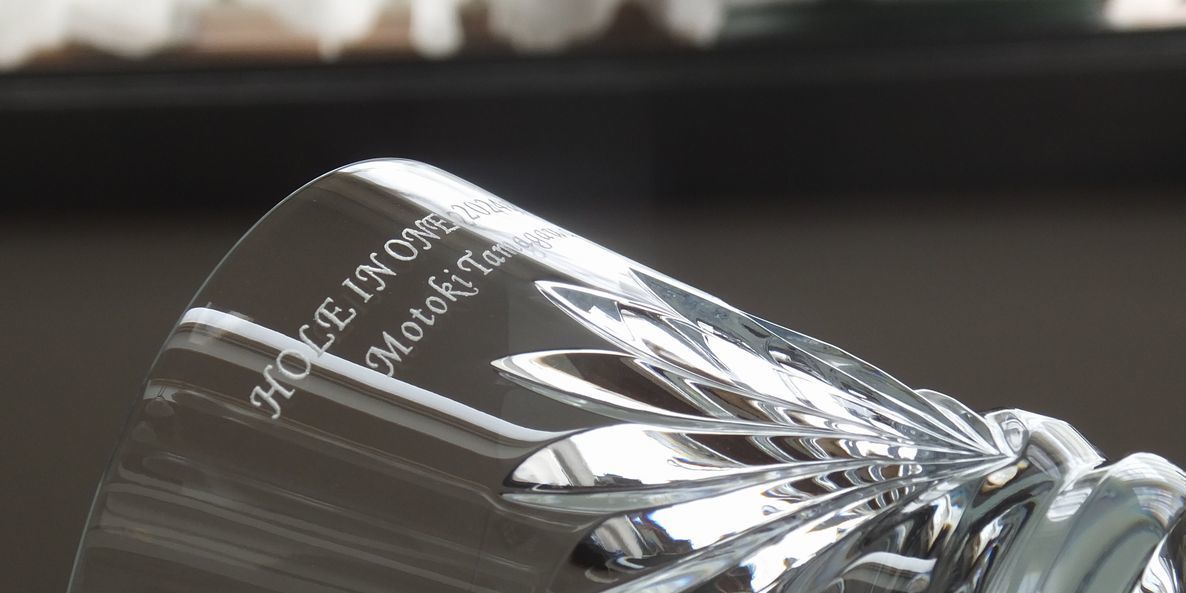 バカラのアリアタンブラー2025の側面に、『祝退職 感謝と敬意を込めて 会社名』を名入れ彫刻した写真。透明なクリスタルに、退職を祝うメッセージと会社の名前が丁寧に刻まれ、長年の功績を称える特別な記念品としての価値と、感謝の気持ちを伝える洗練された美しさを際立たせています。