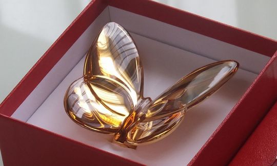 Baccarat バカラ ラッキーバタフライ イリゼクリア 名入れバカラ ラッキーバタフライ イリゼクリア｜新たな門出を彩る虹色