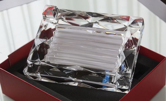 バカラ ルクソールフォトフレームへ名入れ｜オリジナルバカラの記念品