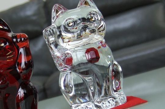 バカラ招き猫（レッドオクトゴン）へ名入れ刻印｜オリジナルバカラ