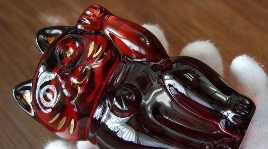 Baccarat バカラ 招き猫 レッド クリスタル 縁起物 Baccarat バカラ まねき猫 レッド＆クリア Sサイズ・紅白座布団付き 名