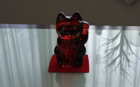 名入れバカラ 招き猫 レッド｜商売繁盛・開業祝いに贈る艶やかな