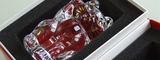 名入れバカラ 招き猫 レッドオクトゴン｜開業祝い・法人ギフトに贈る